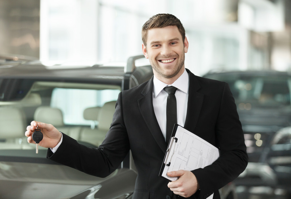 agent holding car key for rent